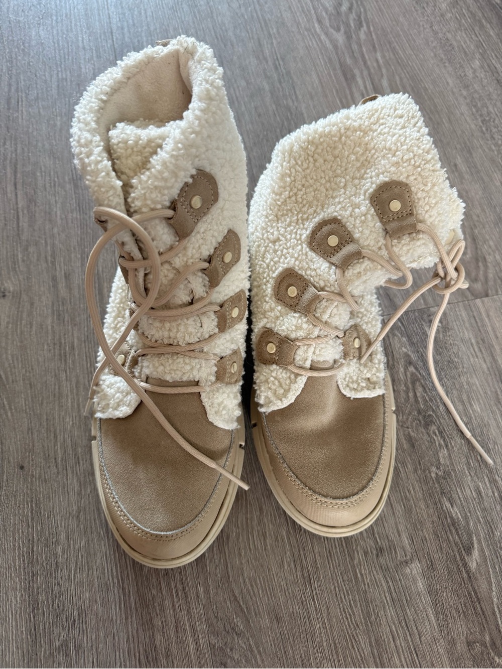 Sorel Women's Cream Sherpa Lace-Up Winter Boots with Tan Suede